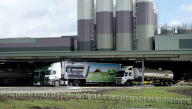 Arla-vrachtwagen laadt zuivelproducten bij een distributiecentrum