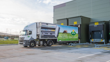 Arla-vrachtwagen laadt zuivelproducten bij een distributiecentrum