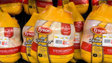 Kippenvlees van Tyson uitgestald in het koelschap van de supermarkt.