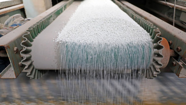 Samengestelde kunstmest op de productielijn in een kunstmestfabriek.