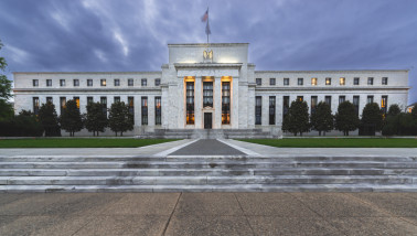 Zicht op de voorgevel van de Federal Reserve van de Verenigde Staten.