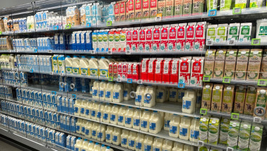 Zuivelkoelkast in de supermarkt met melk en andere zuivelproducten.