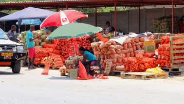 Uienverkoop op een markt in Afrika