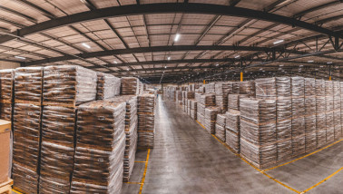 Opslag van melkpoeder bij Synlait, met zakken of big bags in een opslagruimte.