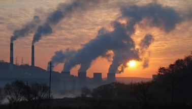 Uitstoot van fabrieken met rook uit schoorstenen in een industrieel gebied.