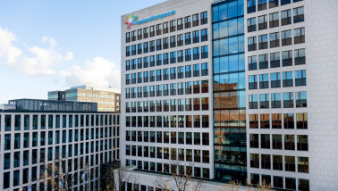 Kantoorgebouw van Royal FrieslandCampina met het bedrijfslogo.