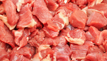 Verse stukken varkensvlees uitgestald op de toonbank van een slager