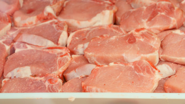 Assortiment verse varkensvleesfilets netjes uitgestald