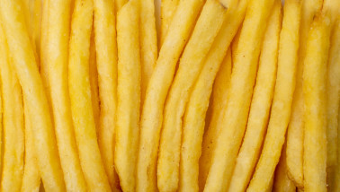 Goudgele krokante frites van verse aardappelen