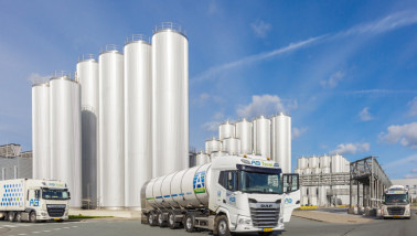 Vrachtauto van A-ware Food Group bij de locatie in Heerenveen.