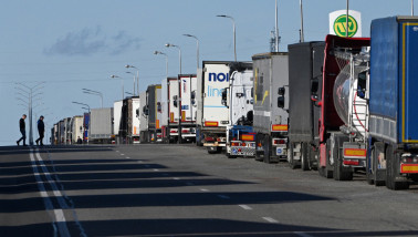 Vrachtwagens staan in een lange rij bij de grensovergang Rava-Ruska aan de Oekraïens-Poolse grens.