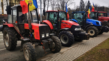 Boerenprotest met demonstrerende boeren en landbouwvoertuigen.