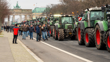 Trekkers opgesteld met de Brandenburger Tor op de achtergrond, agrarisch protest