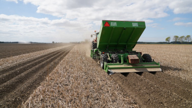 Aardappelen poten, akkerbouwbedrijf