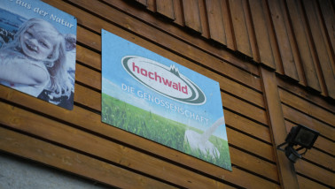 Affiche van Hochwald met het logo en promotionele uiting van het zuivelbedrijf.