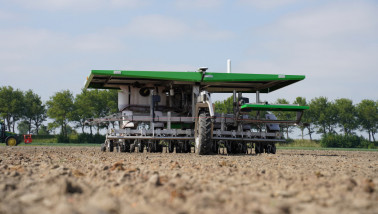 Robottrekker in de precisielandbouw die autonoom werkzaamheden uitvoert op het land.