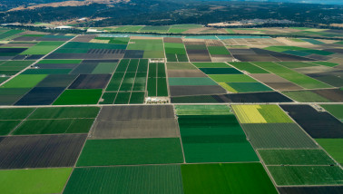 Pacifische kust van Californië met aangrenzend landbouwgebied.
