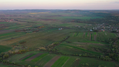 Luchtbeelden van een landbouwgebied met groene, glooiende velden in een agrarische regio van Oekraïne.