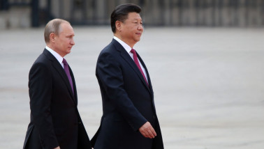Leiders van China en Rusland lopen naast elkaar tijdens een officiële staatsceremonie