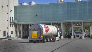 Vrachtwagen van DOC Kaas, ingezet voor het transport van zuivelproducten.