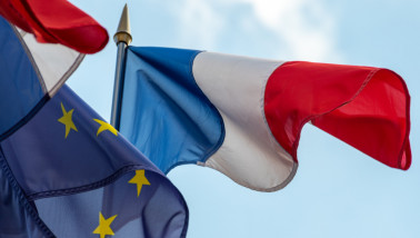 Franse en Europese vlag wapperen samen, symbool van Frankrijk en EU-samenwerking
