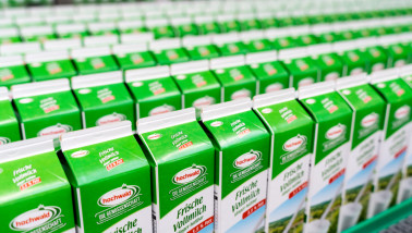 Hochwald Foods zuivelproducten verpakt in pakken, klaar voor verkoop in de winkel