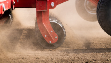 Trekker ploegt stoppelland na de oogst, bodemvoorbereiding voor het volgende teeltseizoen