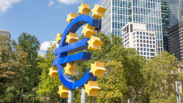 Kantoorgebouw van de Europese Centrale Bank (ECB) in de Eurotower, Frankfurt, Duitsland, met het Euro Monument ervoor