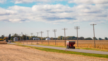 Groot landbouwvoertuig vervoert graan