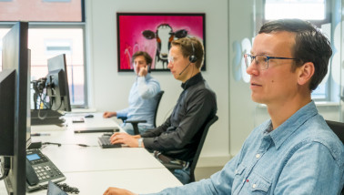 Werknemers van DCA Market Intelligence achter een computer, analyse van food en agri marktdata