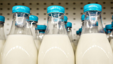 Flessen melk in de supermarkt, verse zuivelproducten