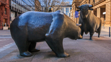 De stier- en beerbeelden bij de Frankfurt Stock Exchange, symbolen van beursontwikkelingen