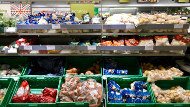 Aardappelen in het schap van een Engelse supermarkt, versafdeling