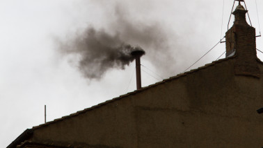 Zwarte rook uit de Vaticaanse schoorsteen, aankondiging van de verkiezing van een nieuwe paus