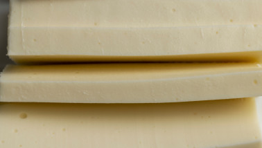 Gesneden roomkaas, zachte kaas van koemelk, klaar om te serveren of te gebruiken in recepten