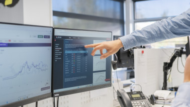 Werknemer van DCA Market Intelligence wijst op gegevens op een computerscherm, analyse van food en agri prijzen