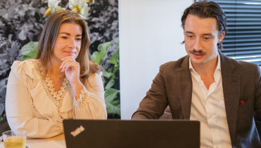 Werknemers van DCA Market Intelligence werken met actuele food- en agri-benchmarkprijzen en data