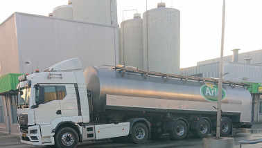 Melkwagen van Arla Foods, vervoer van verse zuivel van boerderijen naar verwerkingslocaties
