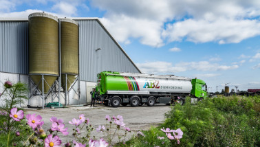 Vrachtwagen van ABZ Diervoeding levert diervoer af bij een Nederlandse boerderij