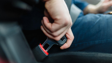 Persoon die autogordel vastklikt, voertuigveiligheid en passagiersbescherming
