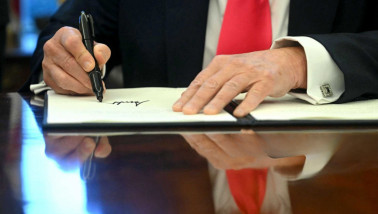 Donald Trump ondertekent een document, president van de Verenigde Staten in officiële functie