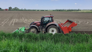 Trekker poot aardappelen op een akkerbouwperceel