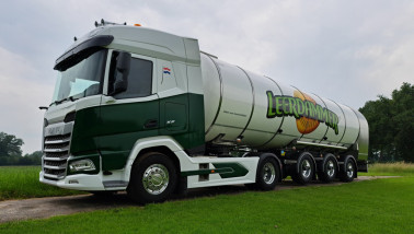 Melkwagen van Lactalis Leerdammer, vervoer van verse zuivelproducten van boerderijen naar verwerkingslocaties