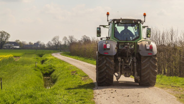 Trekker rijdend over een weg, landbouwverkeer