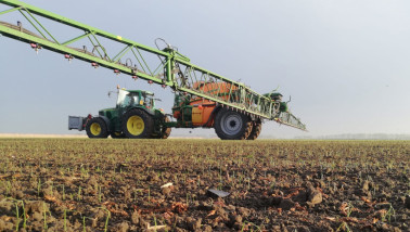 Trekker met spuit voor gewasbescherming, aanbrengen van gewasbeschermingsmiddelen of meststoffen op het veld