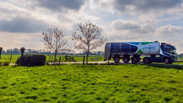 Melkwagen van Vreugdenhil Dairy Foods, vervoer van verse zuivelproducten van boerderijen naar verwerkingslocaties
