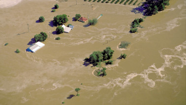 Overstromingen in Australië, extreem weer en wateroverlast die land en infrastructuur beïnvloeden