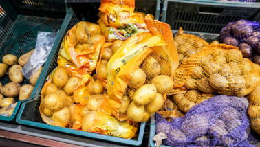 Verse tafelaardappelen verpakt in zakken, te koop in een supermarkt