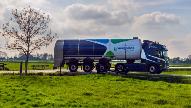 Melkwagen van Vreugdenhil Dairy Foods, vervoer van verse zuivelproducten van boerderijen naar verwerkingslocaties