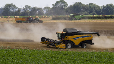 Graanoogst in Frankrijk, combines oogsten tarwe op akkerbouwpercelen